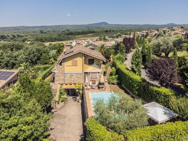 casa indipendente in vendita a Sutri