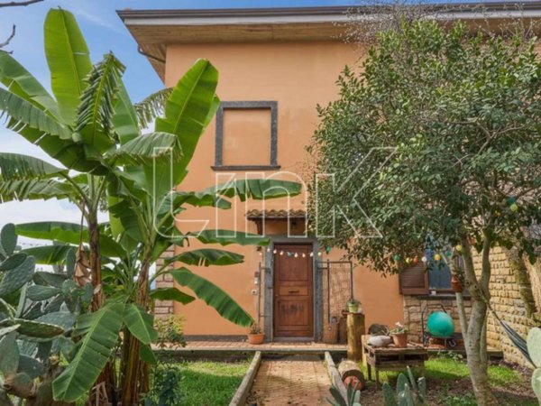 casa indipendente in vendita a Sutri