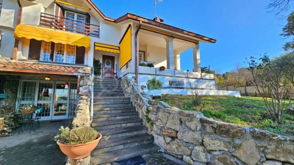 casa indipendente in vendita a Sutri