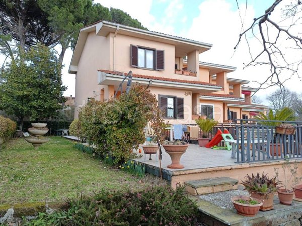 casa indipendente in vendita a Sutri