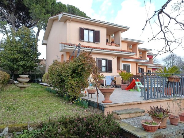 casa indipendente in vendita a Sutri