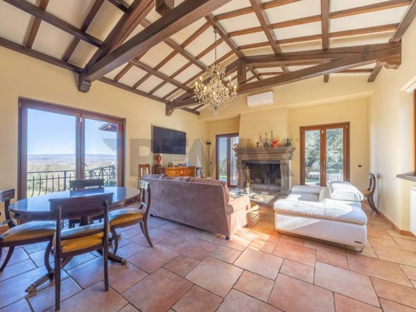 casa indipendente in vendita a Sutri