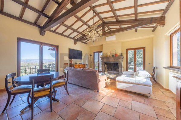 casa indipendente in vendita a Sutri