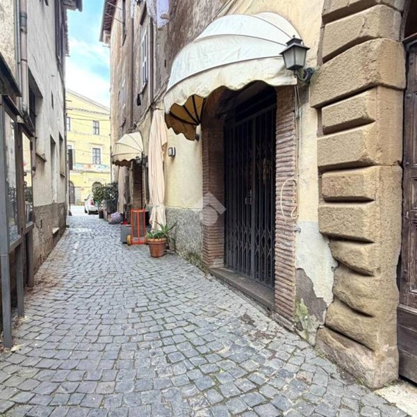 locale commerciale in vendita a Sutri