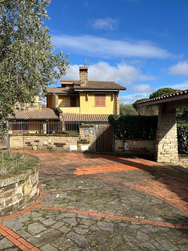 casa indipendente in vendita a Sutri