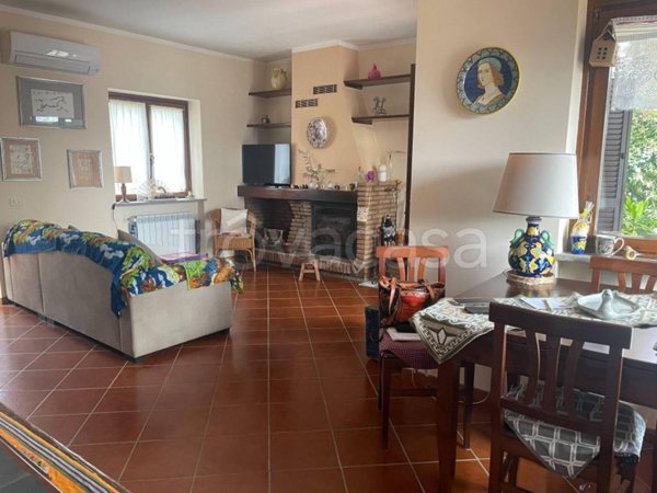 casa indipendente in vendita a Sutri