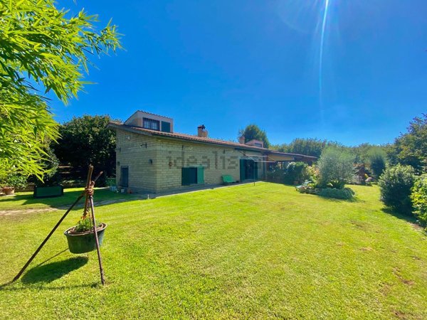 casa indipendente in vendita a Sutri