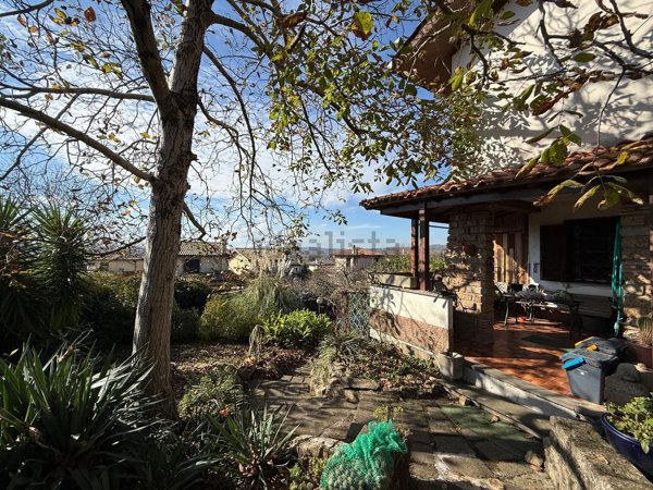casa indipendente in vendita a Sutri