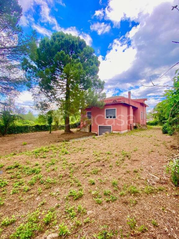 casa indipendente in vendita a Sutri