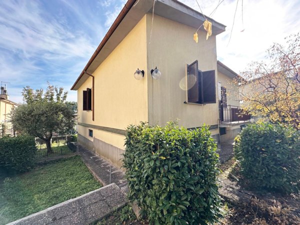 casa indipendente in vendita a Sutri