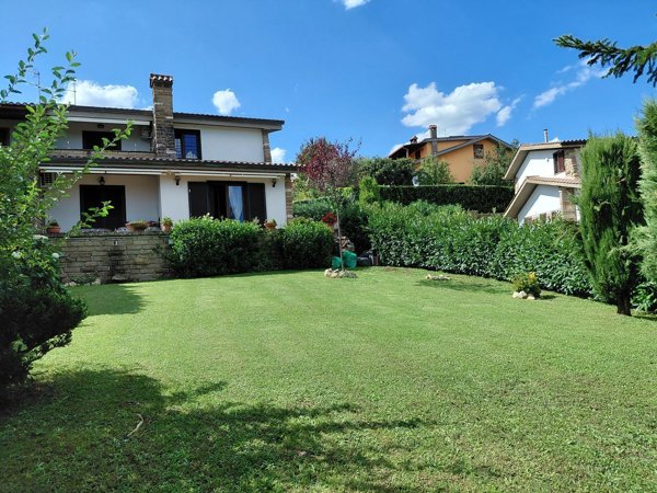 casa indipendente in vendita a Sutri