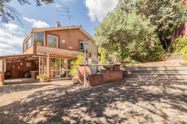 casa indipendente in vendita a Sutri