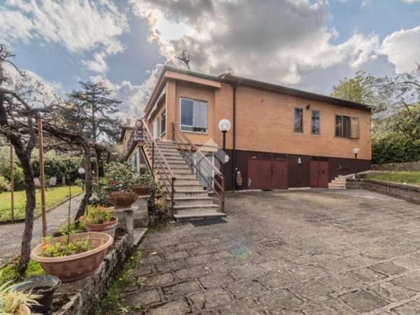 casa indipendente in vendita a Sutri
