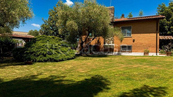 casa indipendente in vendita a Sutri