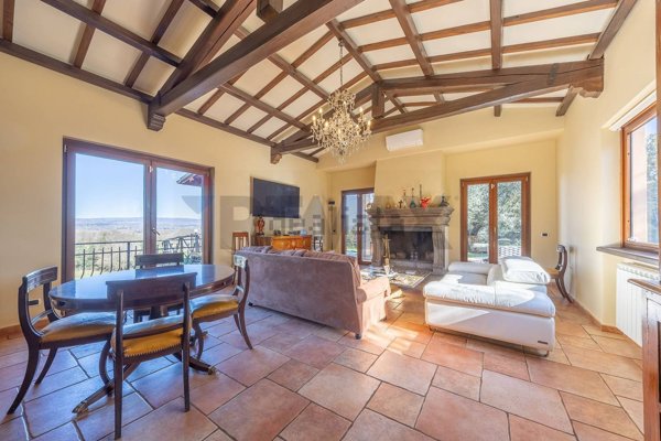 casa indipendente in vendita a Sutri