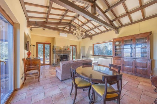 casa indipendente in vendita a Sutri