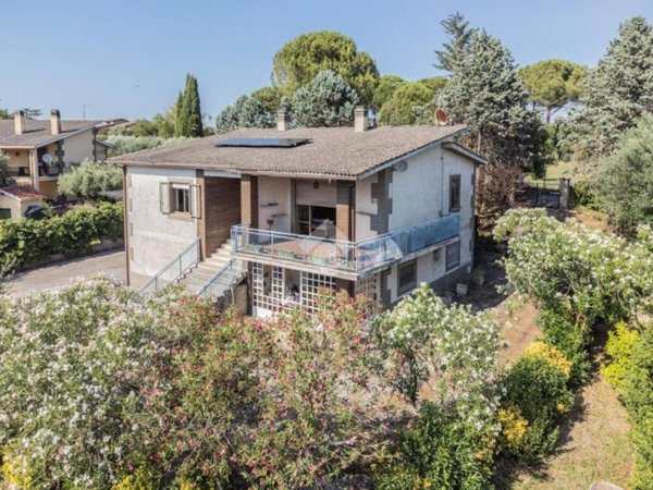 casa indipendente in vendita a Sutri