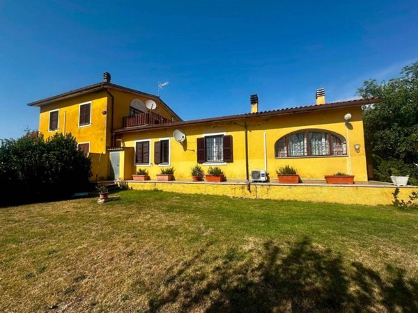 casa indipendente in vendita a Sutri