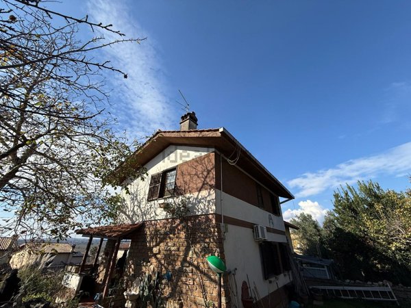 casa indipendente in vendita a Sutri