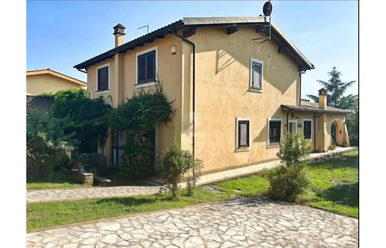 casa indipendente in vendita a Sutri