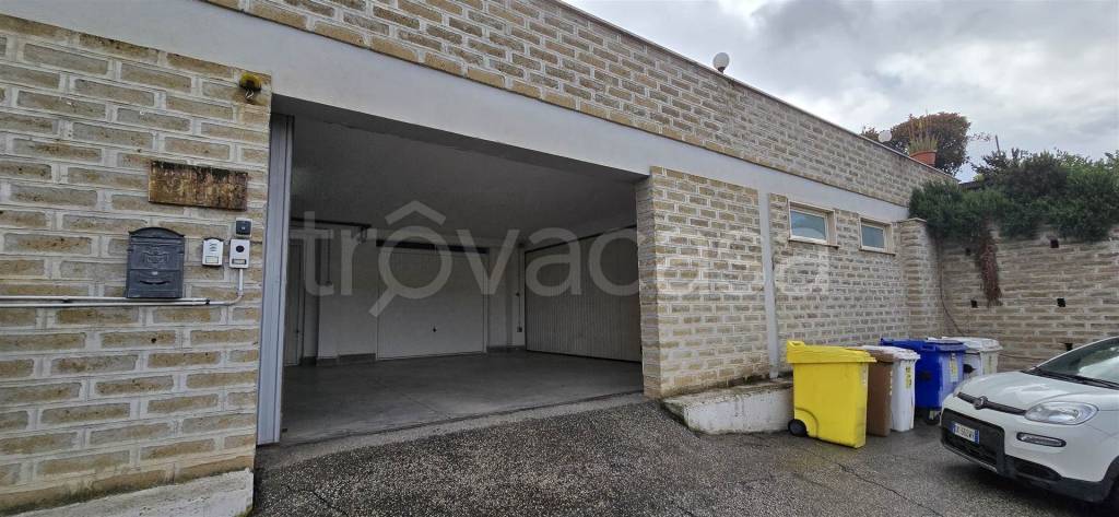 locale di sgombero in vendita a Tarquinia
