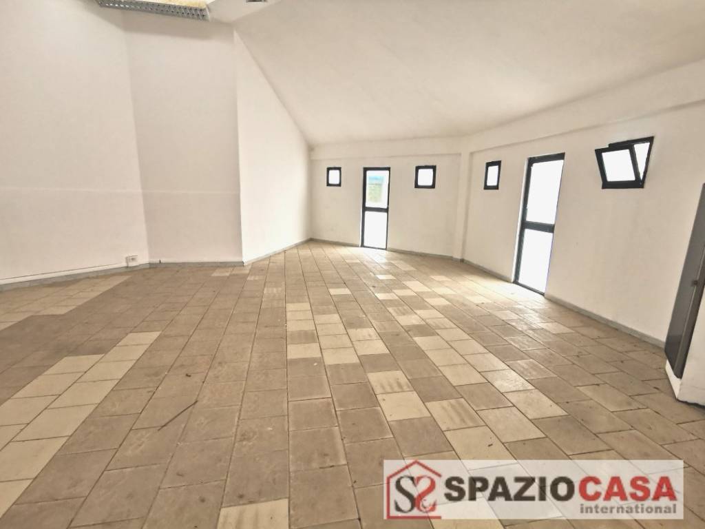 negozio in vendita a Tarquinia in zona Marina Velca