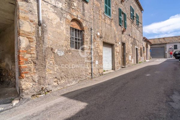locale di sgombero in vendita a Tarquinia