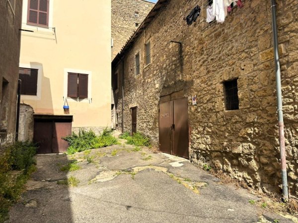 locale di sgombero in vendita a Tarquinia
