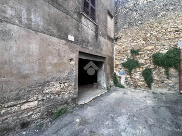 locale di sgombero in vendita a Tarquinia