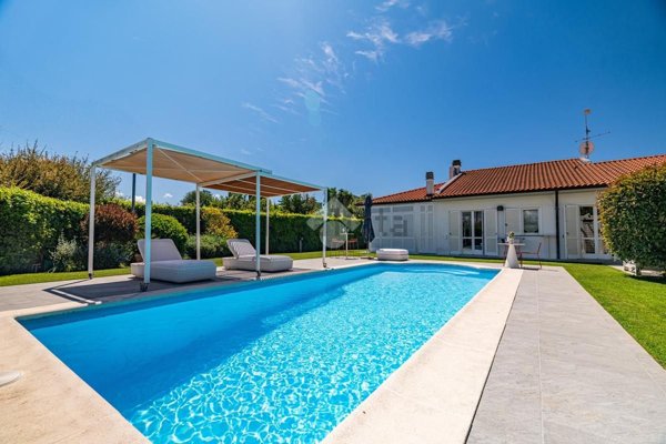 casa indipendente in vendita a Tarquinia in zona Marina Velca
