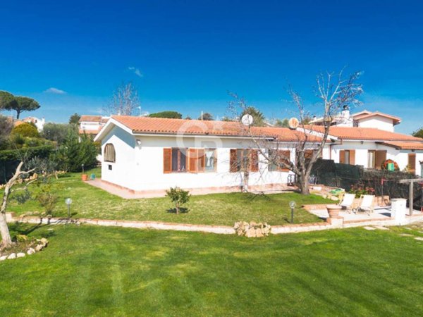 casa indipendente in vendita a Tarquinia in zona Marina Velca