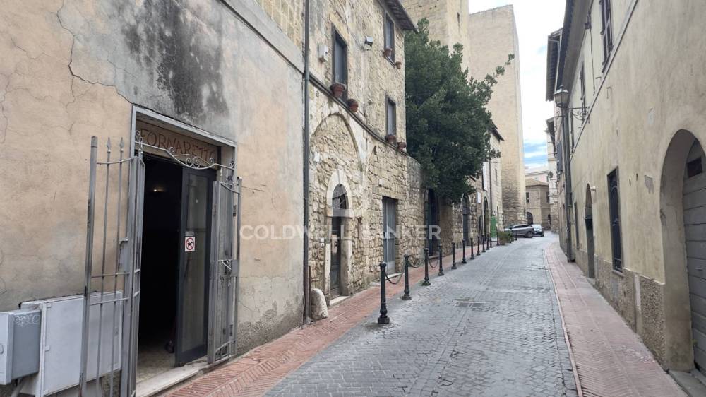 locale di sgombero in vendita a Tarquinia
