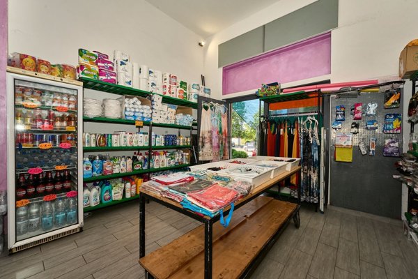 negozio in vendita a Tarquinia in zona Marina Velca