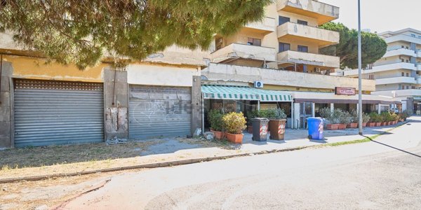 locale commerciale in vendita a Tarquinia in zona Marina Velca