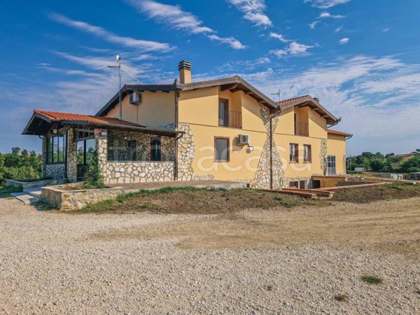 casa indipendente in vendita a Tuscania