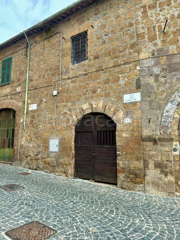 locale di sgombero in vendita a Tuscania