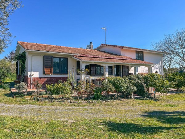 casa indipendente in vendita a Tuscania