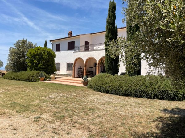 casa indipendente in vendita a Tuscania