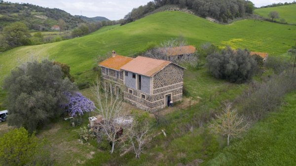 casa indipendente in vendita a Tuscania