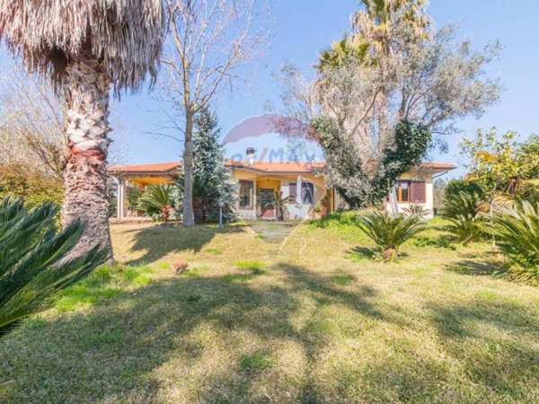 casa indipendente in vendita a Tuscania