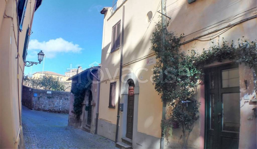 casa indipendente in vendita a Tuscania