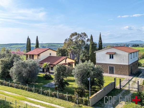 casa indipendente in vendita a Tuscania