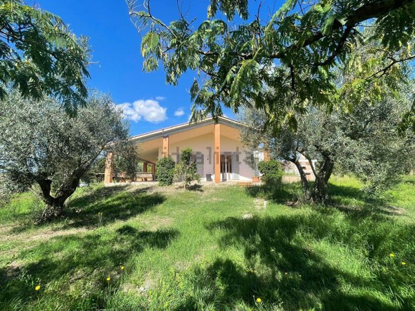 casa indipendente in vendita a Tuscania
