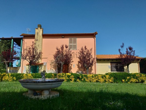 casa indipendente in vendita a Tuscania