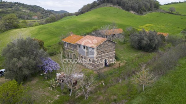 casa indipendente in vendita a Tuscania
