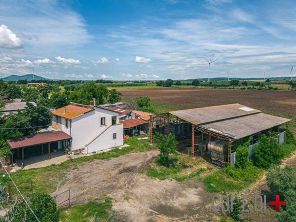 casa indipendente in vendita a Tuscania