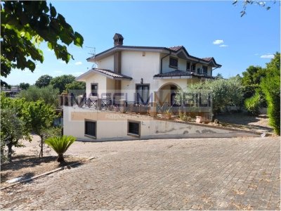 casa indipendente in vendita a Tuscania
