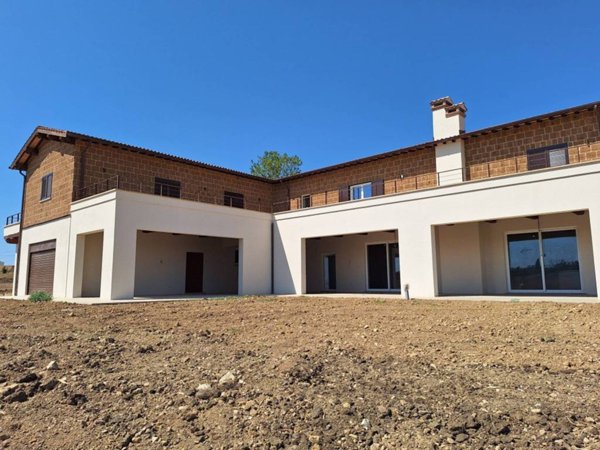 casa indipendente in vendita a Tuscania