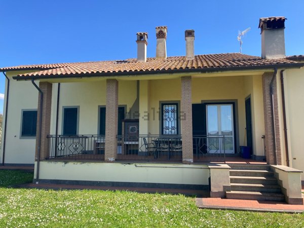 casa indipendente in vendita a Tuscania
