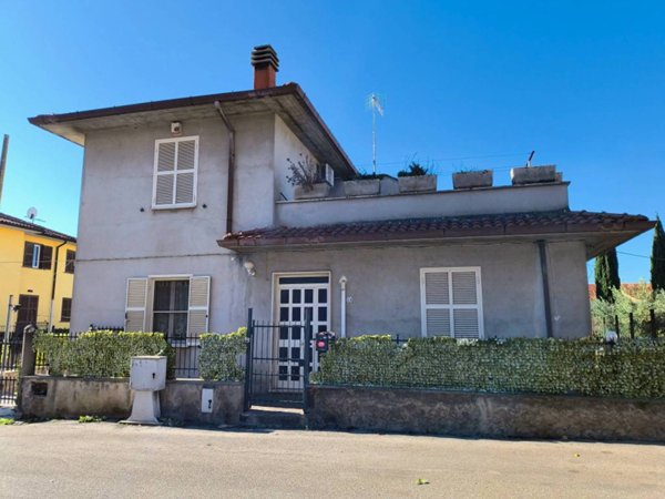 casa indipendente in vendita a Tuscania